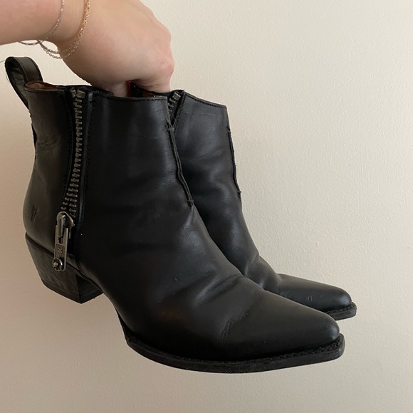 Women’s Frye Sacho Moto Shortie Boot in Black Leather | size 8 - Picture 8 of 9